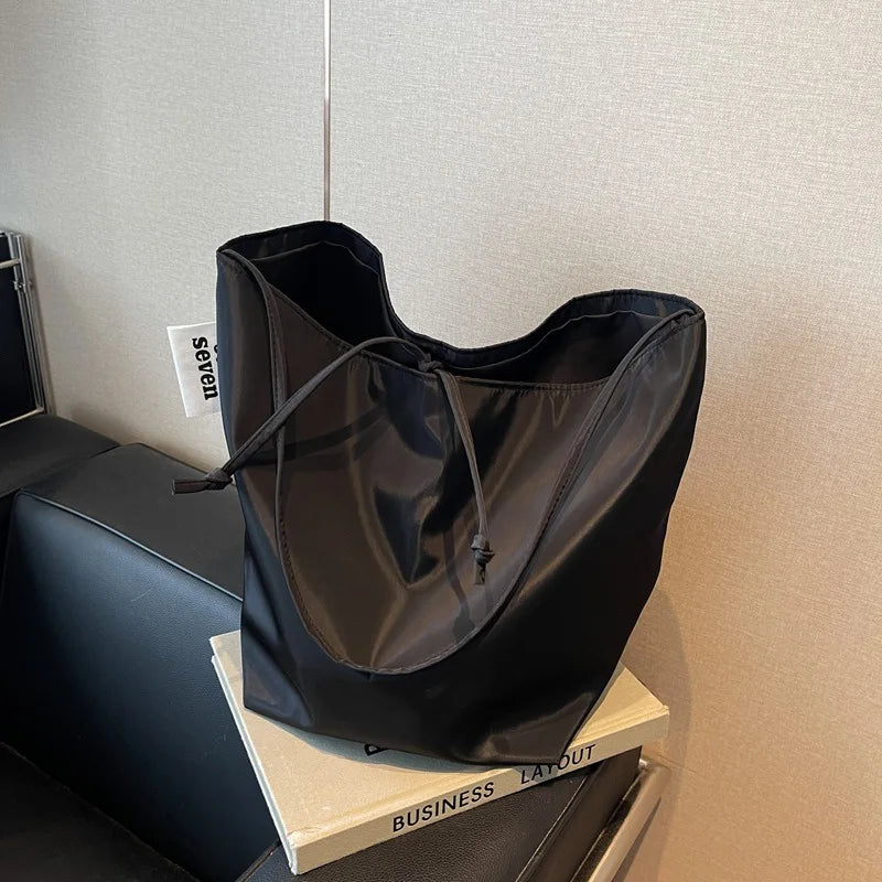 Minimalist and lazy style tote shoulder bag, women's large capacity armpit bag, student class bucket bag, retro shopping bag